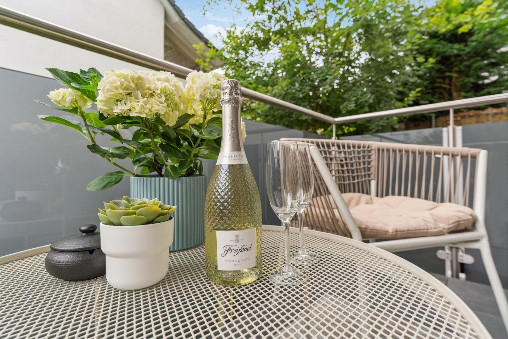Zwei Apartments Fuer Bis Zu 8 Personen Zentral, Modern, Mit Terrasse & Balkon Bielefeld Exterior foto